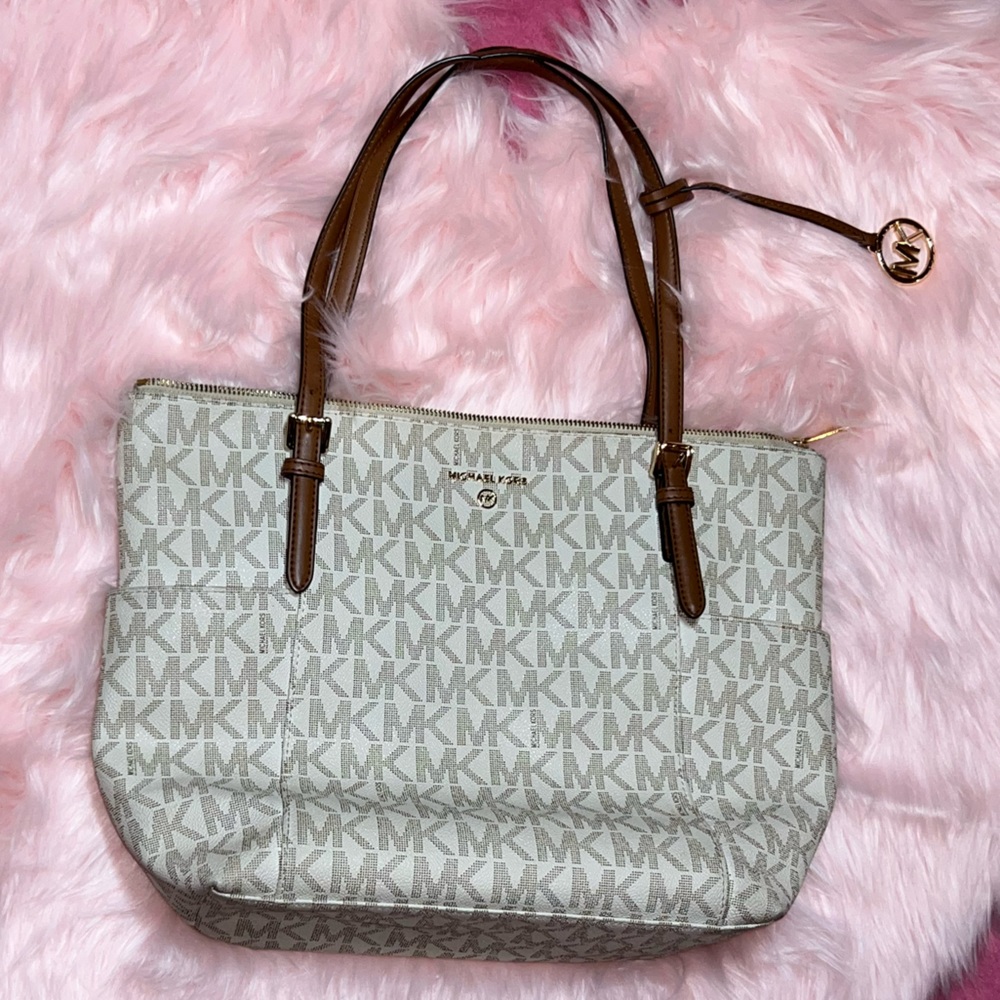 Hello, I’m selling my used Michael Kors tote bag.